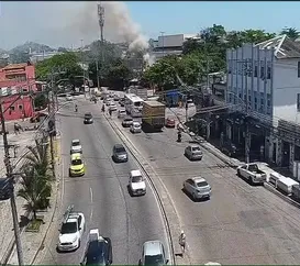 Galpão pega fogo na Zona Norte do Rio