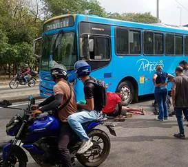 Grave acidente com piloto de moto embaixo de ônibus em Niterói