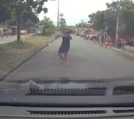 Motorista se desculpa diante de criminosos armados no Rio; vídeo