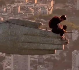 Dupla invade Cristo Redentor e pula de paraquedas; vídeo