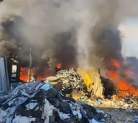 Incêndio atinge galpão de reciclagem em Niterói; vídeo