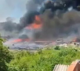Incêndio de grandes proporções atinge fábrica de colchões no Rio