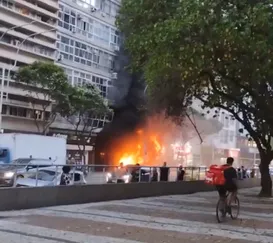 Incêndio em imóvel comercial fecha importante via em Copacabana