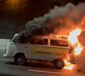 Incêndio em kombi interdita túnel na Zona Sul do Rio; vídeo