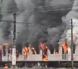 Incêndio em trem assusta passageiros na Baixada Fluminense