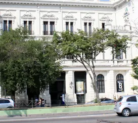 Jovens exibem arte negra no Centro Cultural dos Correios em Niterói