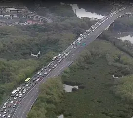 Linha Vermelha fecha após batida; helicóptero faz resgate no meio da pista