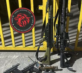 ‘Lula’ e PM são presos flagrados com fuzis em São Gonçalo