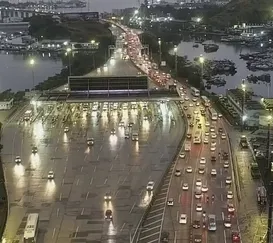 Carro pega fogo, fecha a Ponte e ida para o Rio passa de 1 hora