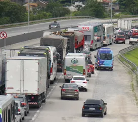 Megaengarrafamento se forma na BR-101 na saída para o Réveillon