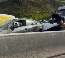 Megaengavetamento fecha RJ-106 na chegada a Maricá; vídeo