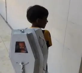 Menino usa 'mochila maluca' de caixão para homenagear o pai