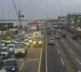 Motociclista fica ferido em estado grave após acidente na Ponte