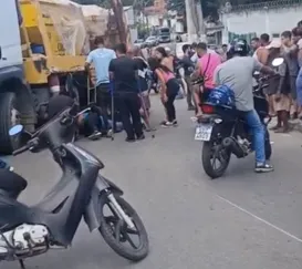 Motociclista vai parar embaixo de caminhão em São Gonçalo