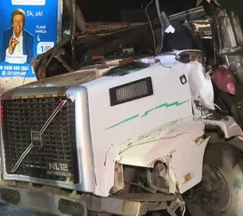 Motorista de carreta morre em colisão com carro na Baixada
