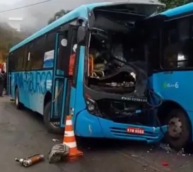 Motorista morre após colisão violenta de frente entre ônibus; vídeo