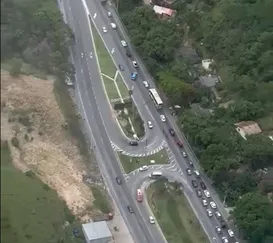 Motoristas encontram trânsito parado na RJ-106 após acidente