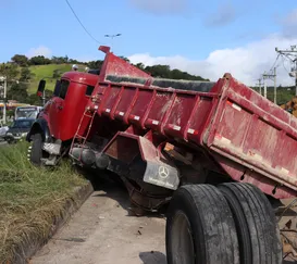 Motoristas enfrentam trânsito pesado após acidente em São Gonçalo