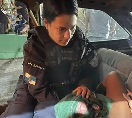 Mulher dá à luz dentro de viatura da PM no Rio