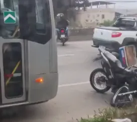 Ônibus e moto se envolvem em acidente na RJ-104, em SG; vídeo