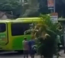 Ônibus fora de controle invade loja em Niterói