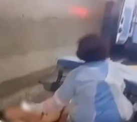 Paciente no chão de túnel choca motoristas no Rio; vídeo