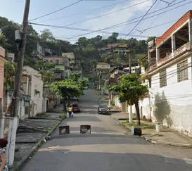 Passageira de carro por app é baleada em Niterói
