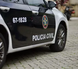 Adolescente é morta a tiros dentro de carro de aplicativo