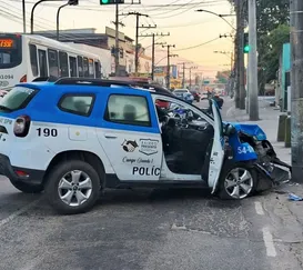 Policiais ficam feridos após viatura colidir com poste na Zona Oeste