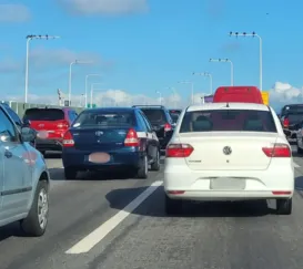 Ponte tem faixas interditadas após carro vazar combustível