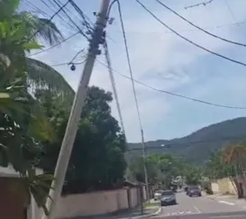 Poste ameaça cair sobre rua em Niterói: 'Todos apreensivos'