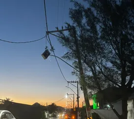 Poste prestes a cair deixa motoristas com medo em Maricá