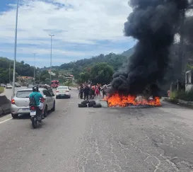 Protesto com fogo trava trânsito na RJ-104, sentido Niterói