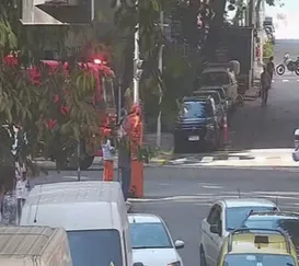 Queda de estrutura interdita rua em Copacabana