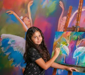 Quem é a pequena notável carioca convidada para nova exposição em Paris?