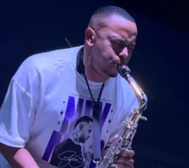 Quem é o saxofonista de São Gonçalo que chama atenção de famosos