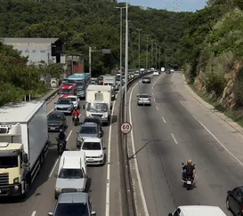 RJ-104 engarrafada por causa de obra na Alameda, em Niterói