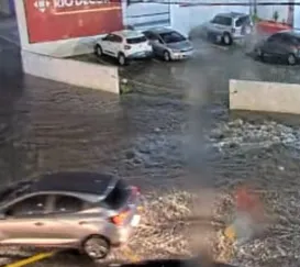 Temporal pega moradores e motoristas de surpresa em Niterói