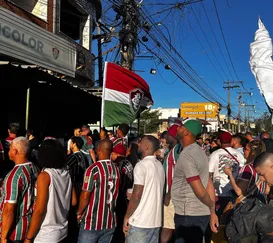 Torcedores do Fluminense eufóricos em bar de São Gonçalo