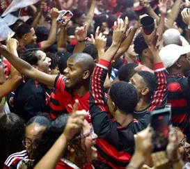 Torcida enche as ruas de Niterói após vitória do Flamengo