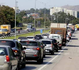 Trânsito complicado na BR-101, entre São Gonçalo e Niterói
