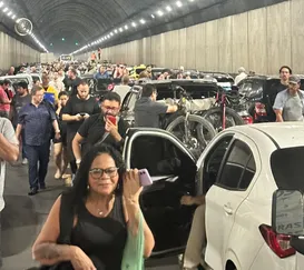 Túnel Rebouças fecha após carro pegar fogo