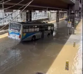 Vazamento de água fecha rua e gera caos no Rio