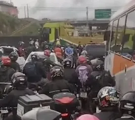 Vazamento de gás interdita a Dutra na Baixada; vídeo