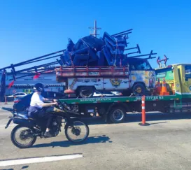 Veículo com 'pilha' de móveis é apreendido na Ponte; vídeo
