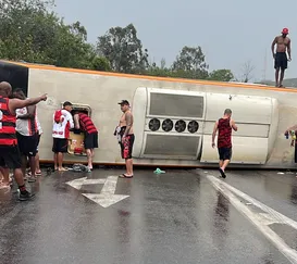 Veja momento em que ônibus com torcedores do Flamengo tomba