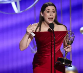 Vencedora do Emmy cai com estatueta, mas não perde o humor; vídeo