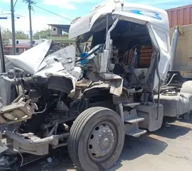 Vestido prende em moto e causa batida entre carretas no Rio