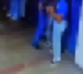 Vídeo: adolescente esfaqueia colega dentro da escola