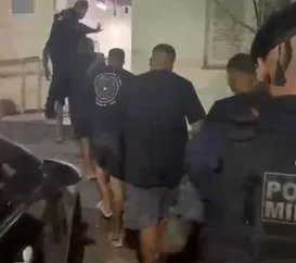 Vídeo: bonde é surpreendido pela PM e acaba preso em Niterói